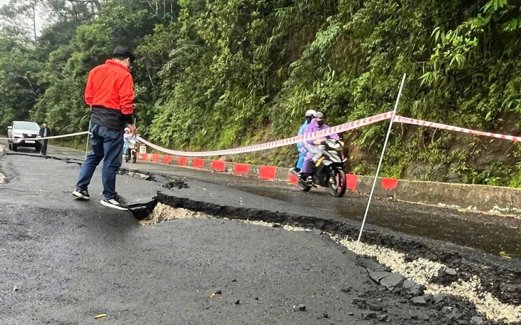 Mưa lớn, cá theo nước rời khỏi hồ, dân 'liều mình' bắt cá - Ảnh 4.