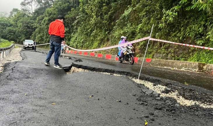 Mưa lớn kéo dài, quốc lộ 24 tiếp tục sạt lở, xe qua lại hết sức lưu ý - Ảnh 1.