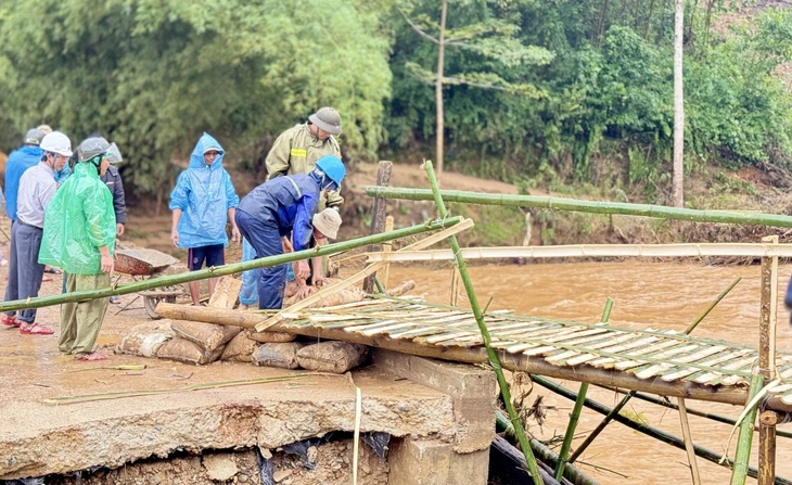 Cầu bê tông bị lũ cuốn sập, quân dân làm cầu tre giúp 1.200 người thoát cô lập - Ảnh 1.