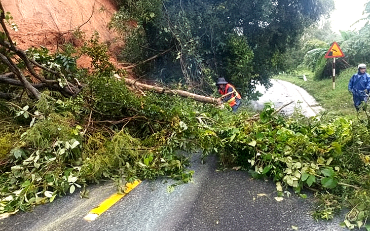 Nhiều tỉnh lộ, đường liên xã miền núi Khánh Hòa bị sạt lở, nước lớn cuốn trôi - Ảnh 2.