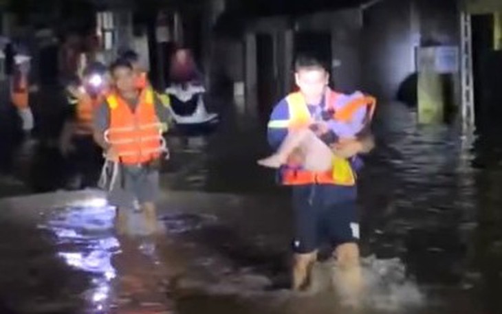 PV Tuổi Trẻ vượt dòng lũ siết cùng lực lượng cảnh sát tiếp tế vùng bị lũ cô lập ở Nha Trang- Ảnh 11.