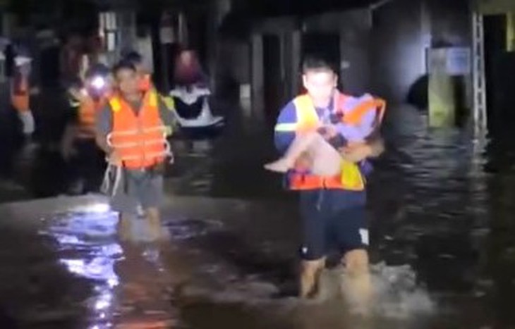 Đưa cháu bé bị hóc dị vật ra khỏi vùng ngập sâu, giải cứu 3 người dân đi rẫy bị kẹt lại do nước lũ - Ảnh 1. nước lũ - Ảnh 1.