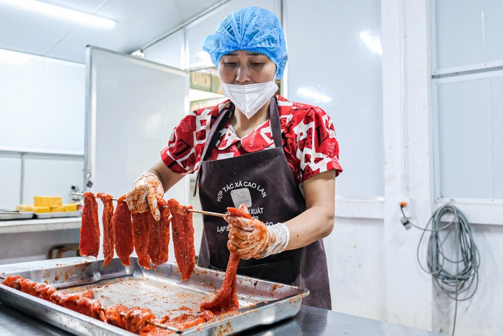 Bếp người Cao Lan vẫn đỏ lửa, bà con 'sống khỏe' nhờ thịt gác bếp - Ảnh 3. thịt gác bếp - Ảnh 3.