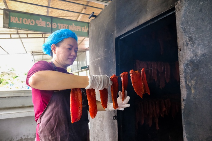 Bếp người Cao Lan vẫn đỏ lửa, bà con 'sống khỏe' nhờ thịt gác bếp - Ảnh 1. thịt gác bếp - Ảnh 1.
