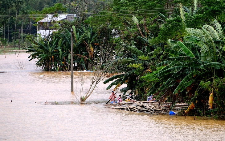 Tìm thấy thi thể nạn nhân bị lũ trôi khi đi làm keo, xe đặc chủng vận chuyển bệnh nhân vùng cô lập - Ảnh 4.