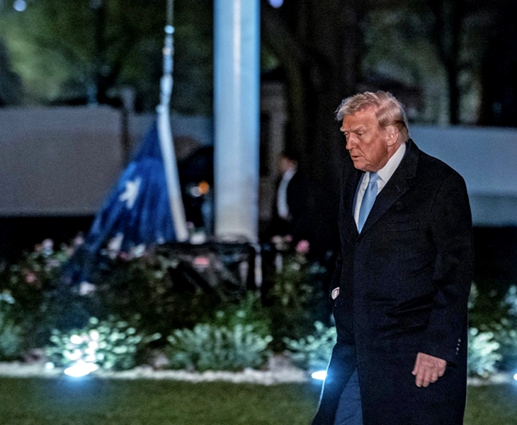 Quốc kỳ Mỹ có chạm đất tại Nhà Trắng hay không? - Ảnh 1.