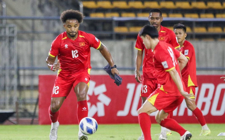 Cầu thủ U22 Trung Quốc nhận thẻ đỏ vì... kéo áo rồi 'tung chưởng' vào ngực đối thủ - Ảnh 1.