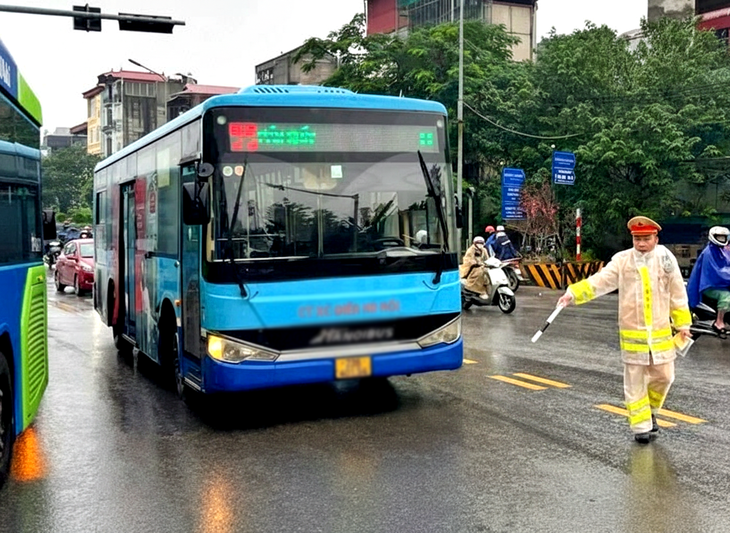 Xử phạt hàng loạt xe buýt đi sai lộ trình gây ùn tắc trong sáng mưa rét ở Hà Nội - Ảnh 3.