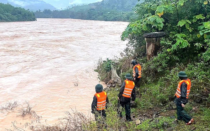 Bộ Quốc phòng giao Quân khu 4,5 bằng mọi biện pháp, tiếp cận ngay khu vực dân bị cô lập - Ảnh 3.