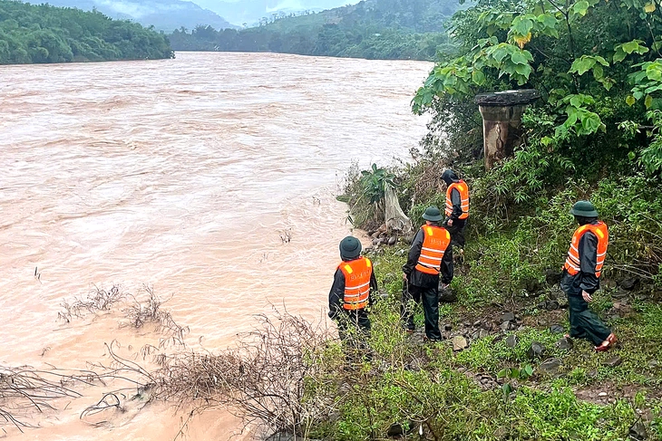 100 người tìm kiếm tài xế vượt rào chắn bị lũ cuốn, nước rút lộ xe container - Ảnh 6.