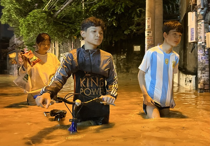 Mưa lũ, sạt lở ở Khánh Hòa: Thêm một người mất tích, cầu Phú Kiểng bị cuốn trôi - Ảnh 2. Khánh Hòa - Ảnh 2.