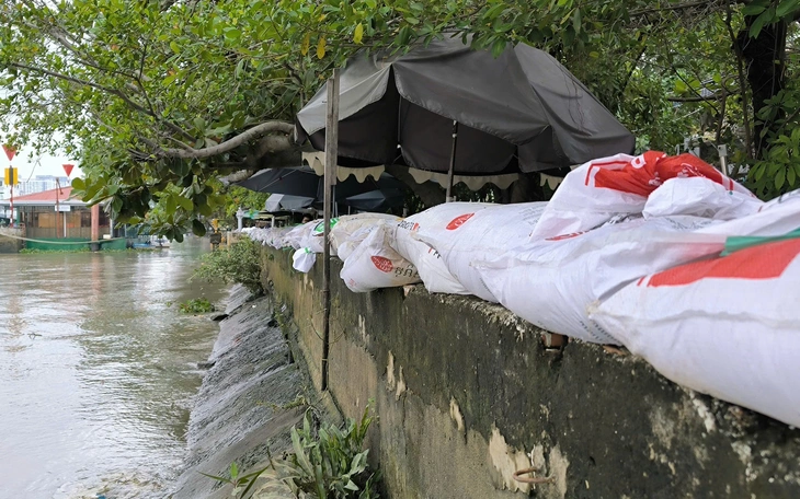 Người dân TP.HCM 'ướt nhẹp' giờ tan tầm dù trời vẫn nắng - Ảnh 10.