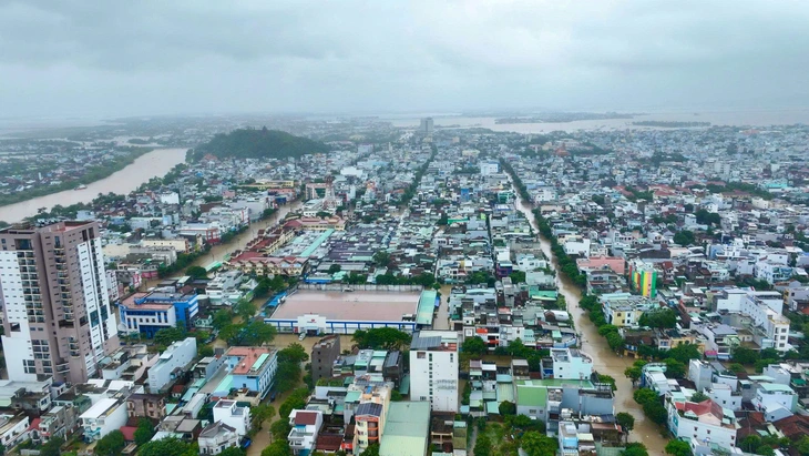 Toàn cảnh đô thị Tuy Hòa bị ngập lũ nhìn từ trên cao- Ảnh 1. Toàn cảnh đô thị Tuy Hòa bị ngập lũ nhìn từ trên cao- Ảnh 1.