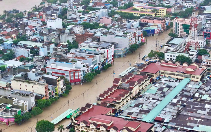 Thời tiết hôm nay 20-11: Miền Trung mưa không muốn dứt, nước dâng khắp nơi - Ảnh 2.