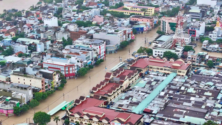 Toàn cảnh đô thị Tuy Hòa bị ngập lũ nhìn từ trên cao- Ảnh 2. Toàn cảnh đô thị Tuy Hòa bị ngập lũ nhìn từ trên cao- Ảnh 2.
