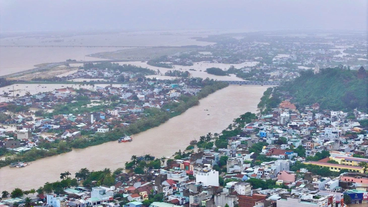 Toàn cảnh đô thị Tuy Hòa bị ngập lũ nhìn từ trên cao- Ảnh 3. Toàn cảnh đô thị Tuy Hòa bị ngập lũ nhìn từ trên cao- Ảnh 3.