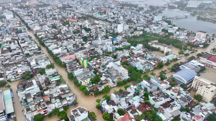 Toàn cảnh đô thị Tuy Hòa bị ngập lũ nhìn từ trên cao- Ảnh 5. Toàn cảnh đô thị Tuy Hòa bị ngập lũ nhìn từ trên cao - Ảnh 5.