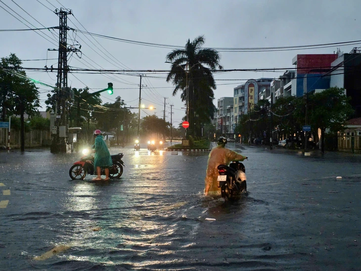 Toàn cảnh đô thị Tuy Hòa bị ngập lũ nhìn từ trên cao- Ảnh 8. Toàn cảnh đô thị Tuy Hòa bị ngập lũ nhìn từ trên cao- Ảnh 8.