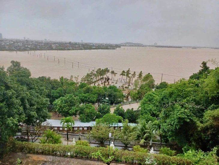 Toàn cảnh đô thị Tuy Hòa bị ngập lũ nhìn từ trên cao- Ảnh 6. Toàn cảnh đô thị Tuy Hòa bị ngập lũ nhìn từ trên cao- Ảnh 6.