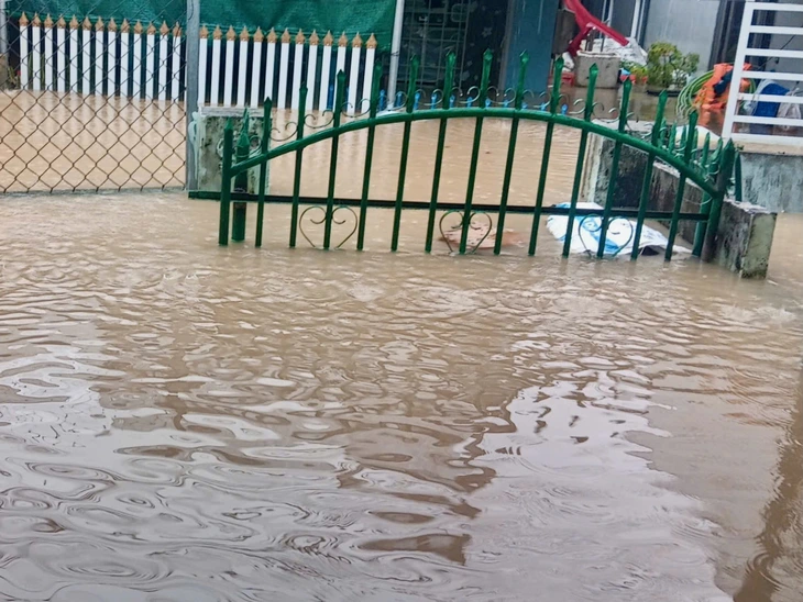 Toàn cảnh đô thị Tuy Hòa bị ngập lũ nhìn từ trên cao- Ảnh 7. Toàn cảnh đô thị Tuy Hòa bị ngập lũ nhìn từ trên cao- Ảnh 7.