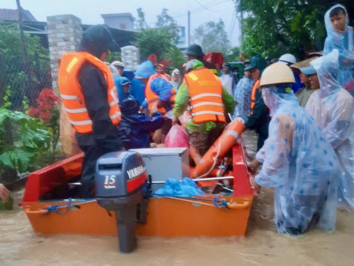 Tôm hùm chết hàng loạt do sốc nước lũ, nhiều khu vực ngập sâu dân đợi ứng cứu tại Đắk Lắk - Ảnh 4.