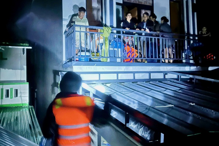 Tôm hùm chết hàng loạt do sốc nước lũ, nhiều khu vực ngập sâu dân đợi ứng cứu tại Đắk Lắk - Ảnh 3.