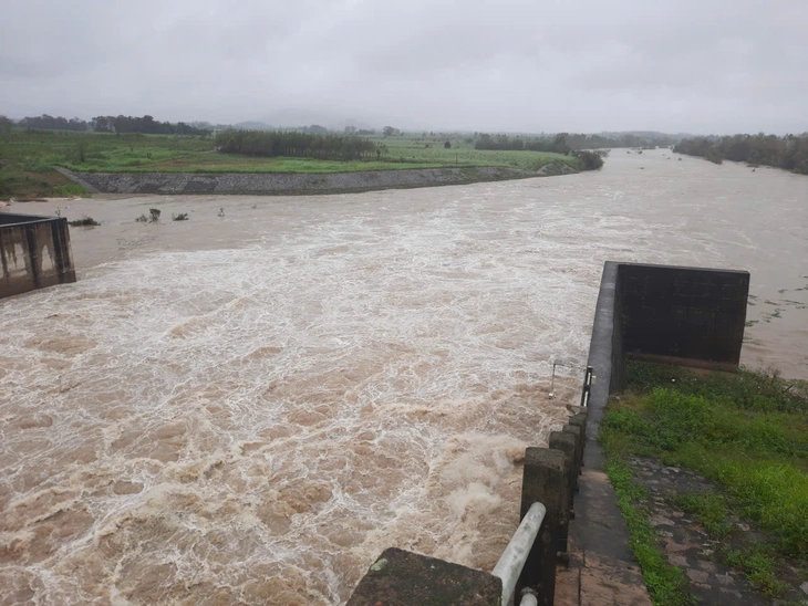 Nước về hồ giảm dần, thủy điện An Khê - Ka Nak hạ mức xả lũ còn 1.200m³/s - Ảnh 1.