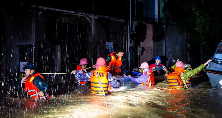Công an, quân đội Gia Lai cứu dân trong lũ lụt - Ảnh 1.