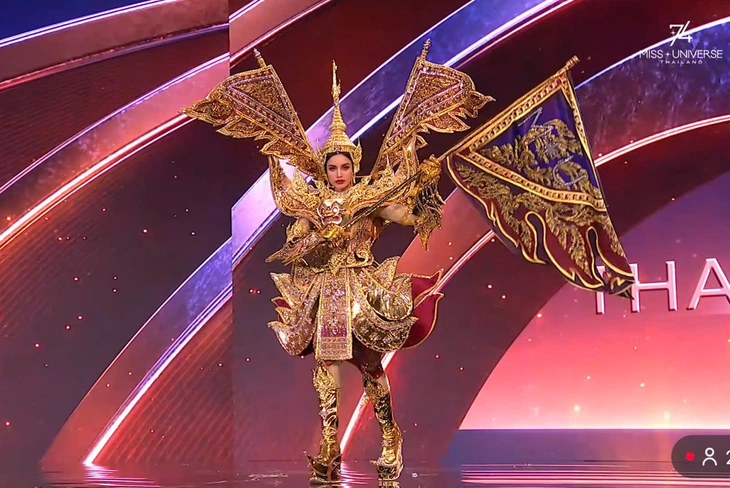 Hương Giang diện áo dài trắng, dắt xe đạp gắn phượng đỏ lên sân khấu Miss Universe - Ảnh 7.