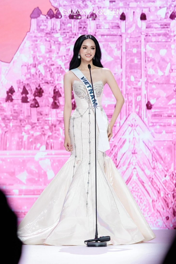 Hương Giang lấy lại phong độ, tự tin ở bán kết Miss Universe 2025 - Ảnh 12. Khán giả Việt cổ vũ Hương Giang đêm bán kết Miss Universe với bikini và trang phục dạ hội - Ảnh 12.