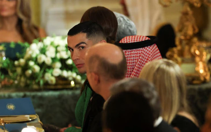 Ronaldo cùng hôn thê thảnh thơi dạo bước với ông Trump - Ảnh 4.