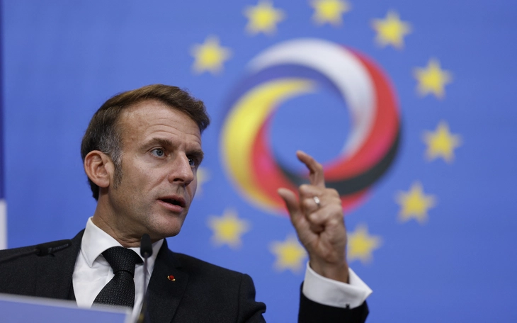 Xuất hiện với kính phi công, ông Macron đẩy vốn hoá hãng kính 'bay vọt' thêm hơn 4 triệu USD - Ảnh 2.