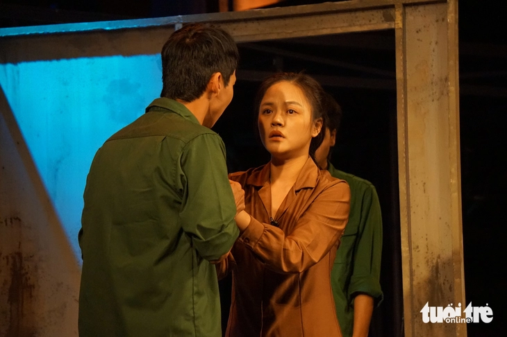 Quân khu Nam Đồng lên sân khấu, khán giả khóc, cười nghiêng ngả - Ảnh 3. Quân khu Nam Đồng - Ảnh 3.