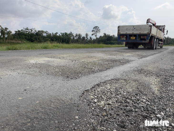 Vì sao quốc lộ 63 vừa láng nhựa lại xuống cấp, nhiều ổ gà? - Ảnh 2.