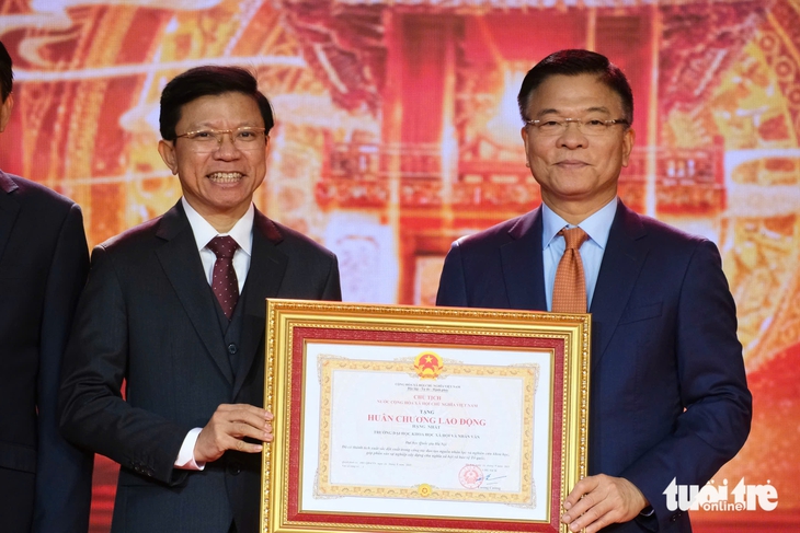 Trường đại học Khoa học xã hội và Nhân văn đón nhận Huân chương Lao động hạng nhất - Ảnh 1.