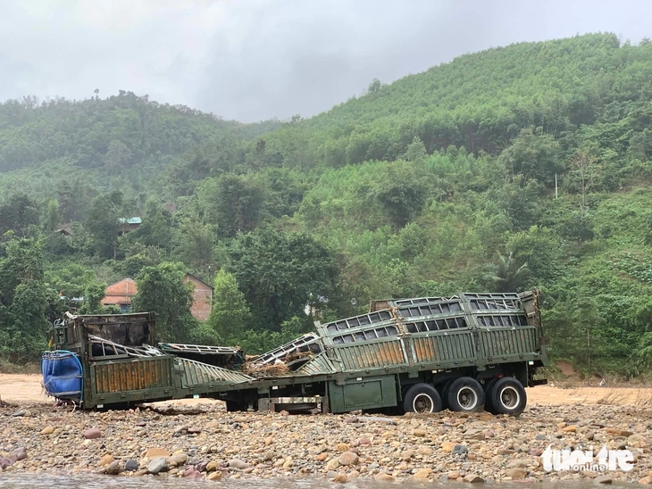 Trục vớt chiếc xe đầu kéo bị lũ cuốn - Ảnh 6.