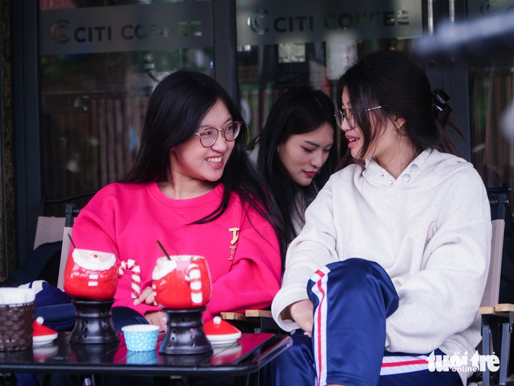 Rét đậm đầu đông, người Hà Nội trùm kín áo ấm, co ro - Ảnh 9.