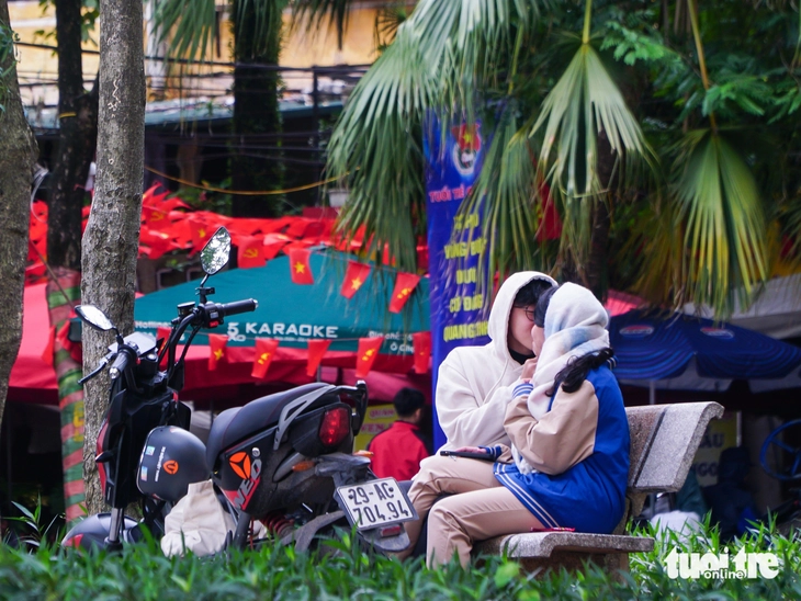 Rét đậm đầu đông, người Hà Nội trùm kín áo ấm, co ro - Ảnh 10.