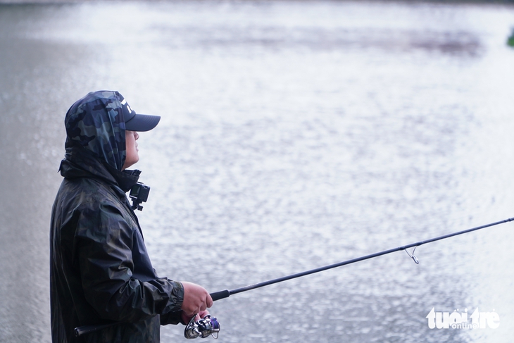 Rét đậm đầu đông, người Hà Nội trùm kín áo ấm, co ro - Ảnh 12.