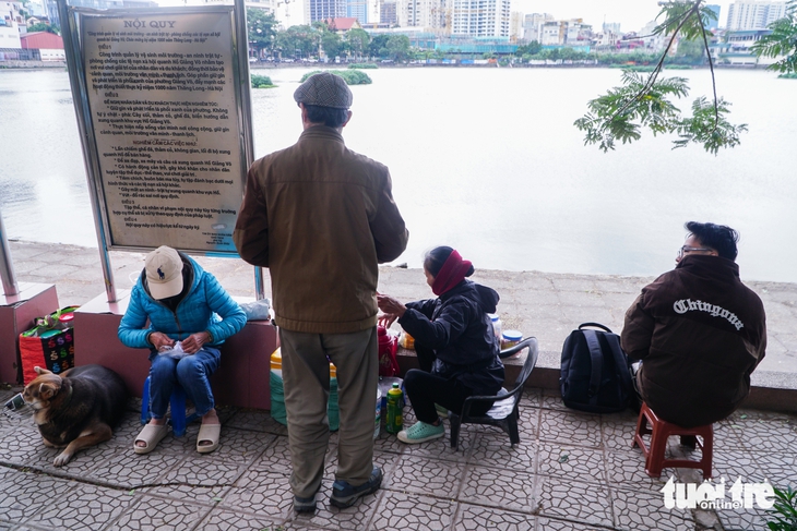 Rét đậm đầu đông, người Hà Nội trùm kín áo ấm, co ro - Ảnh 13.