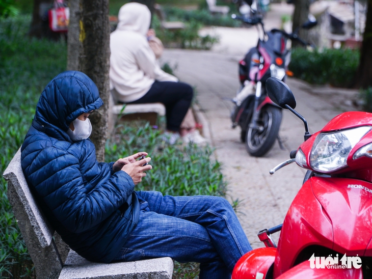 Rét đậm đầu đông, người Hà Nội trùm kín áo ấm, co ro - Ảnh 14.