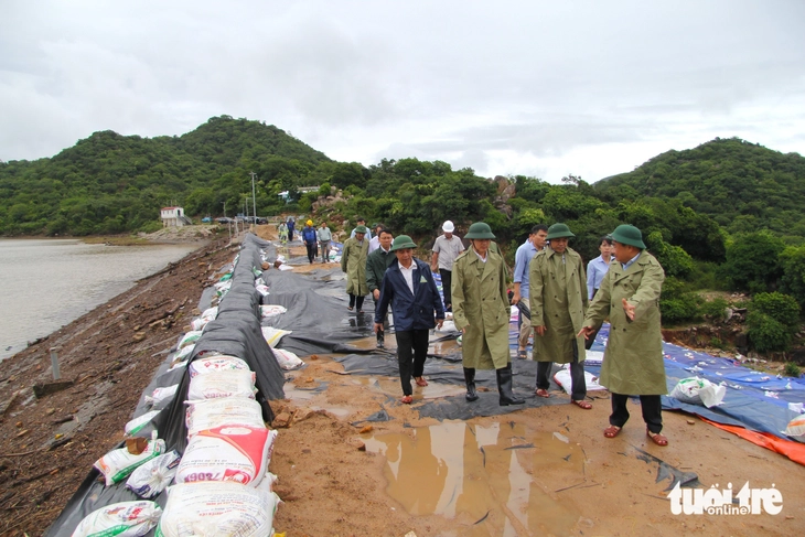 Hồ chứa 1,8 triệu m3 bị xói thân đập vì lượng nước lũ đổ về gấp 5 ngưỡng xả- Ảnh 1. nước lũ - Ảnh 1.