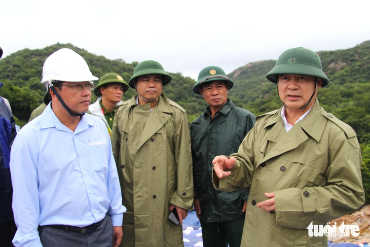 Hồ chứa 1,8 triệu m3 bị xói thân đập vì lượng nước lũ đổ về gấp 5 ngưỡng xả- Ảnh 2. Hồ chứa 1,8 triệu m³ bị xói thân đập vì lượng nước lũ đổ về gấp 5 ngưỡng xả - Ảnh 2.