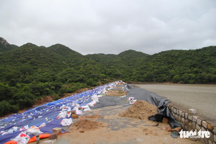 Hồ chứa 1,8 triệu m3 bị xói thân đập vì lượng nước lũ đổ về gấp 5 ngưỡng xả- Ảnh 3. nước lũ - Ảnh 3.