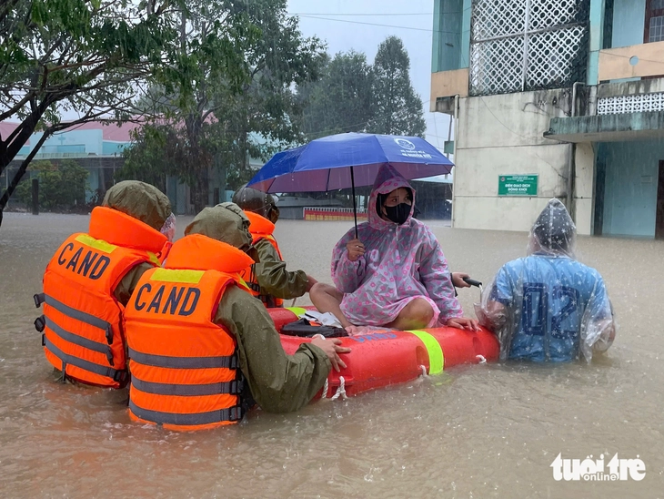 Công an, bộ đội dầm mình trong nước cứu dân trước dự báo lũ lịch sử- Ảnh 1. nước lũ - Ảnh 1.
