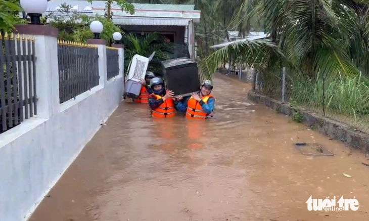 Công an, bộ đội dầm mình trong nước cứu dân trước dự báo lũ lịch sử- Ảnh 4. nước lũ - Ảnh 3.