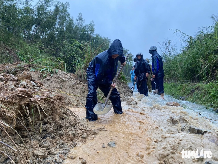 Công an, bộ đội dầm mình trong nước cứu dân trước dự báo lũ lịch sử- Ảnh 5. Công an, bộ đội Đắk Lắk dầm mình trong nước cứu dân trước dự báo lũ lịch sử - Ảnh 4.