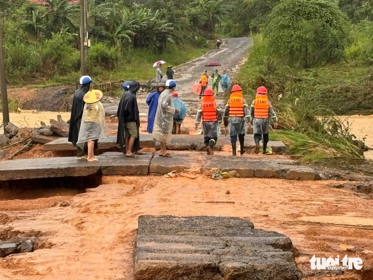 Công an, bộ đội dầm mình trong nước cứu dân trước dự báo lũ lịch sử- Ảnh 6. Công an, bộ đội Đắk Lắk dầm mình trong nước cứu dân trước dự báo lũ lịch sử - Ảnh 5.