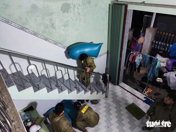 Công an, bộ đội dầm mình trong nước cứu dân trước dự báo lũ lịch sử- Ảnh 7. nước lũ - Ảnh 6.