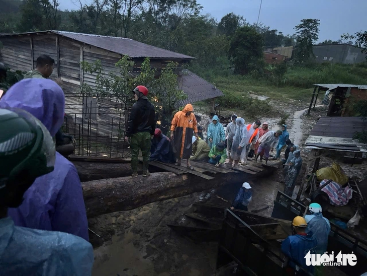 Công an, bộ đội dầm mình trong nước cứu dân trước dự báo lũ lịch sử- Ảnh 8. nước lũ - Ảnh 7.